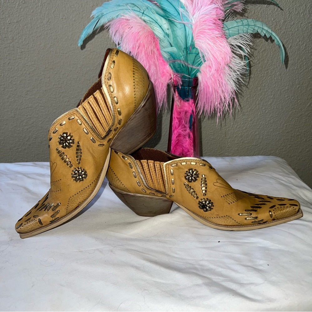 BCBG booties. Tan leather with gold buck stitches and details. Size 8.5 B.